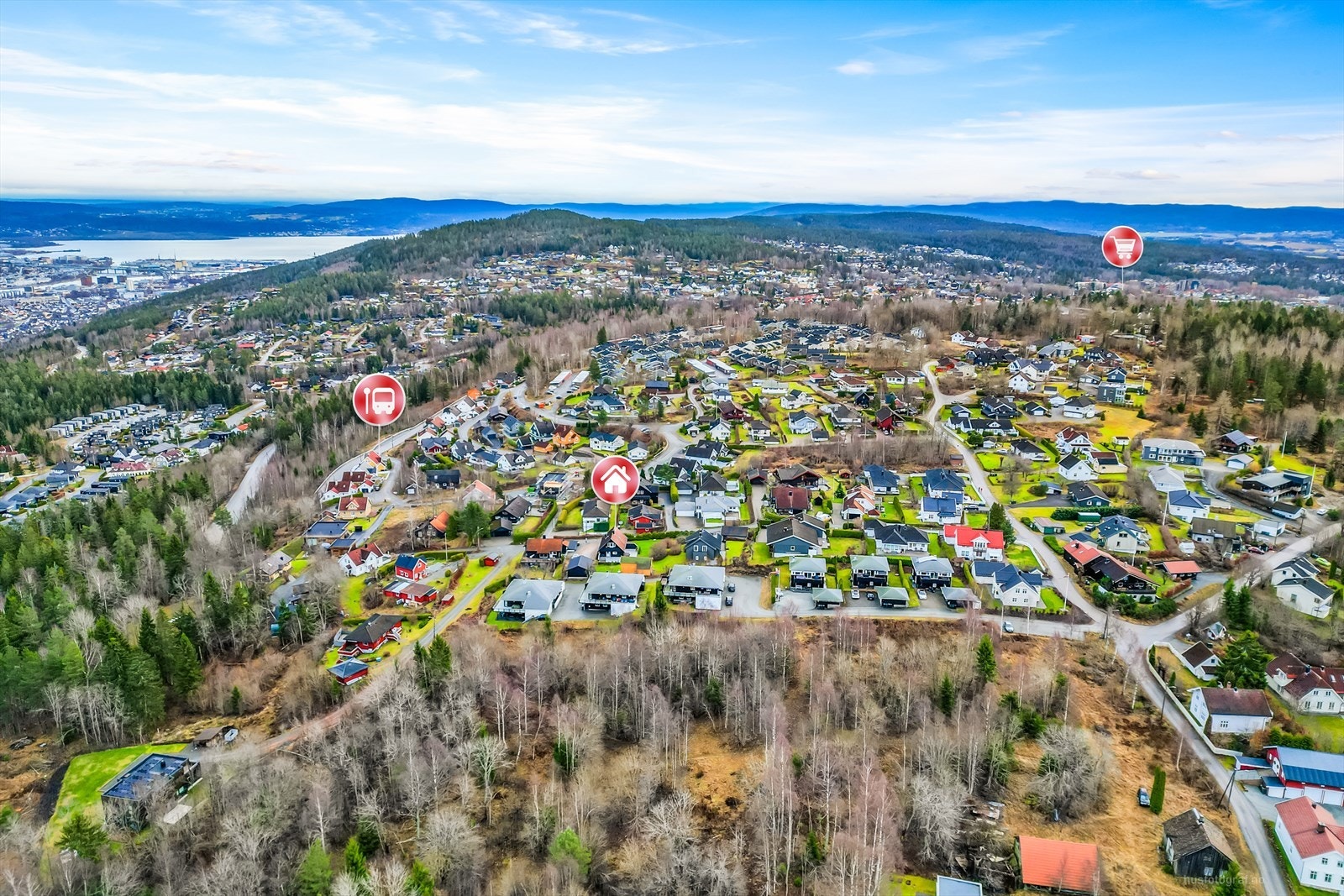 Eiendommen har en attraktiv beliggenhet i rolig sidegate sentralt på Konnerud. Her er det meget barnevennlig, og man har skogen og de flotte friarealene innen kort gangavstand. Galleribilde