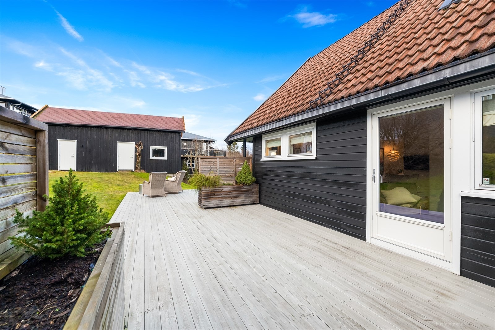 Terrasse på ca. 80 m² med utgang fra stue og spisestue. Terrassen er sør/vestvendt med gode solforhold. Galleribilde