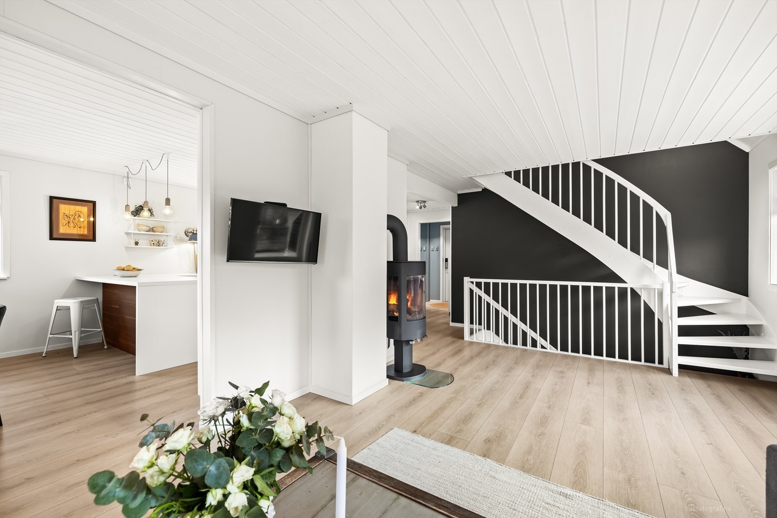 Stue mot spisestue og kjøkken. Galleribilde