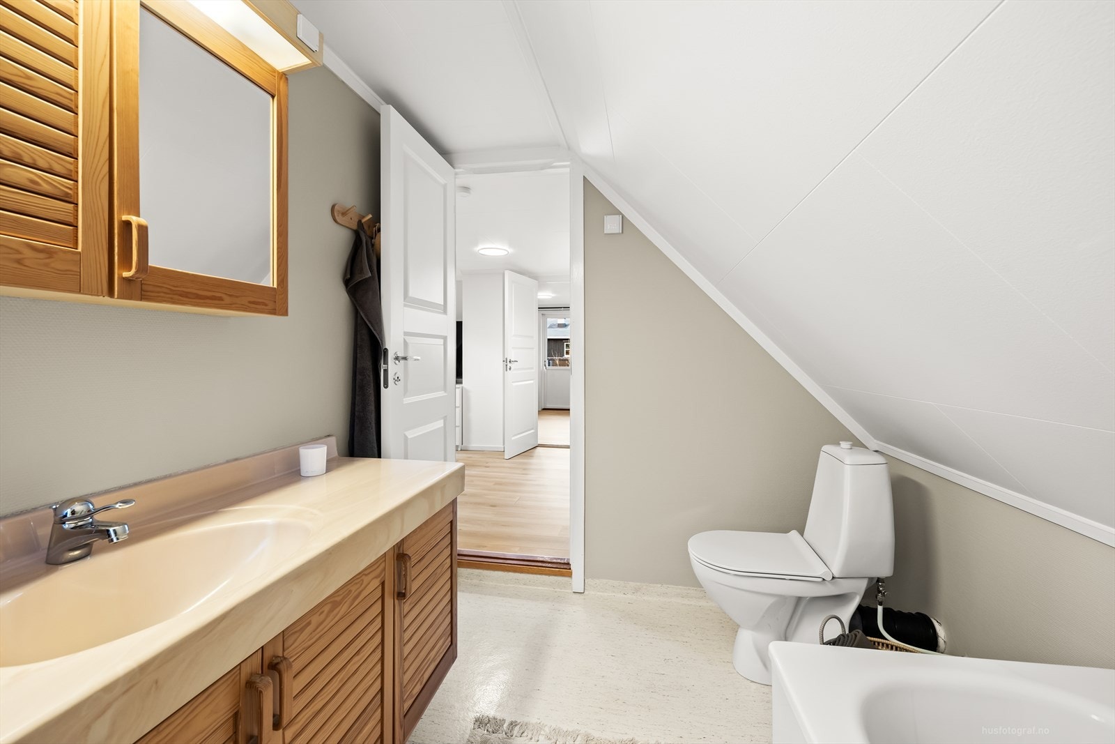 Praktisk bad i 2. etg. med klosett, baderomsinnredning med dobbel servant og badekar. Galleribilde