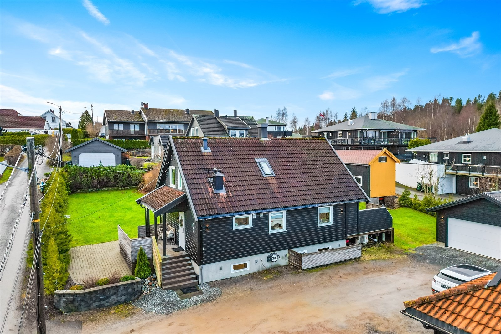 Stor tomt på ca. 1 137 kvm. med flotte uteområder. Galleribilde