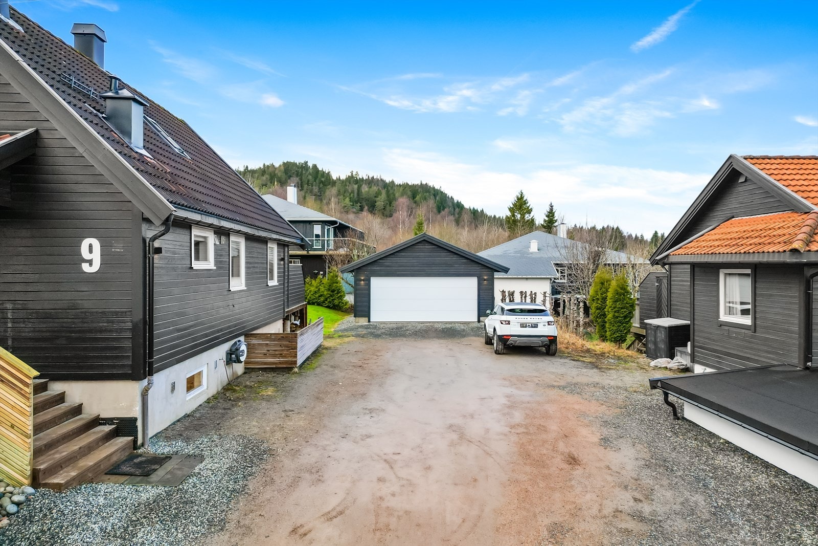 Gruset innkjørsel og gårdsplass. God parkeringsplass. Galleribilde