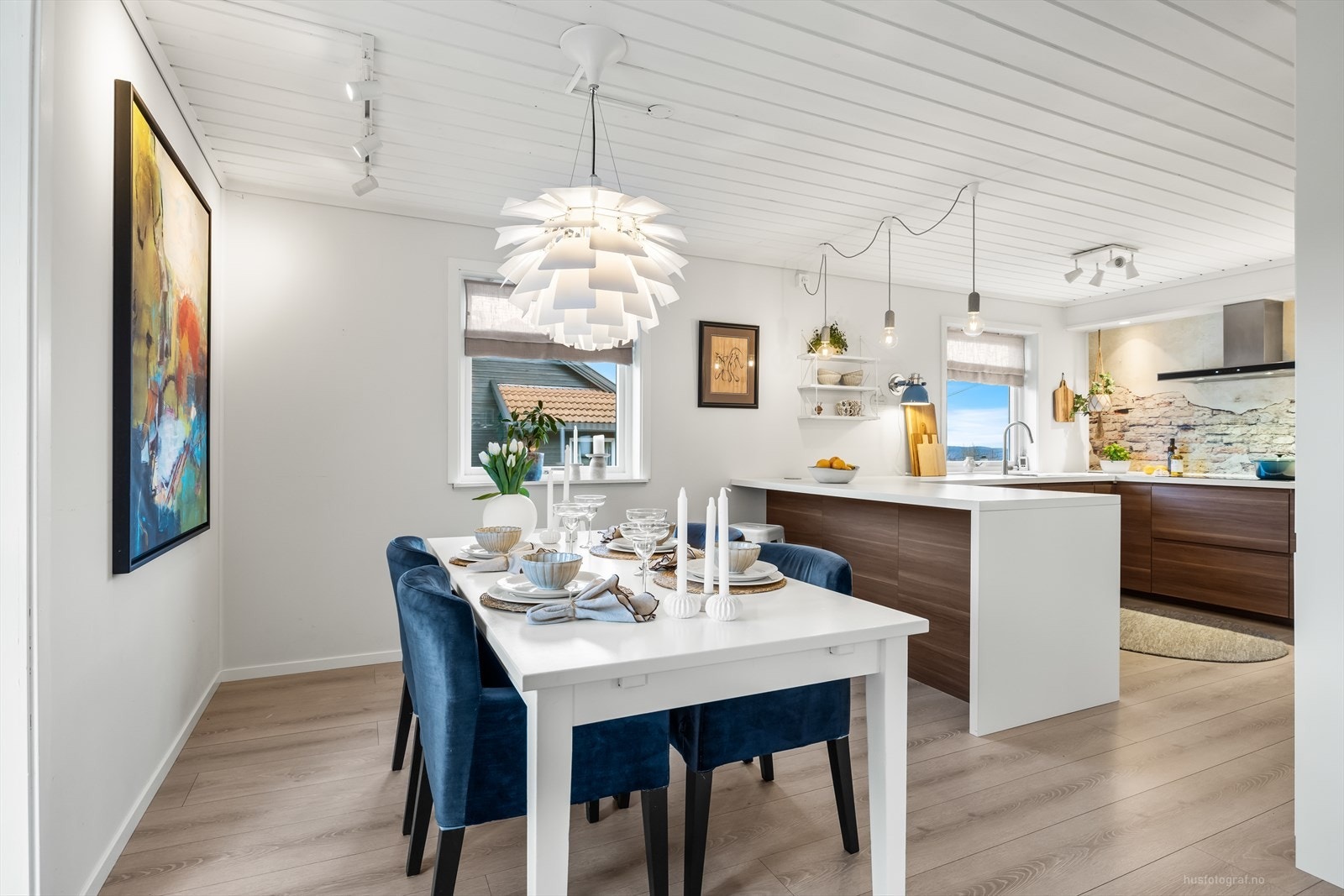 Åpen løsning mellom kjøkken og spisestue. Galleribilde