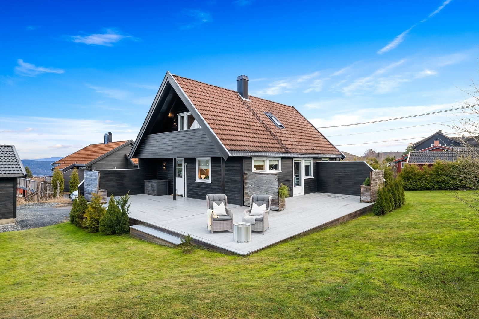 Gustav Waal og Eiendomsmegler 1 Dahl Drammen ønsker velkommen til Gjermundrudveien 9! Galleribilde