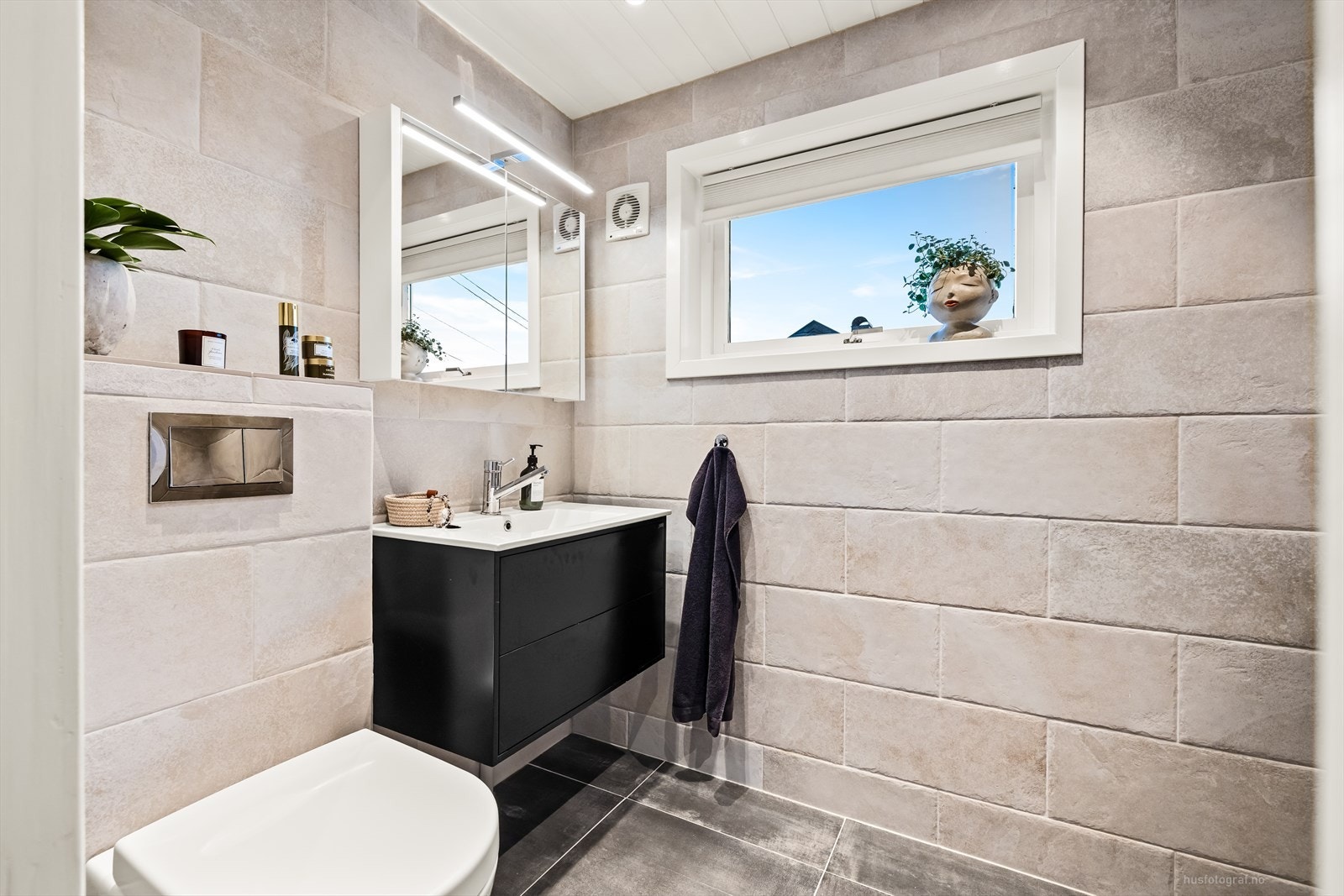 Delikat flislagt bad i 1. etasje (fra 2017) med varme i gulv, veggmontert klosett og baderomsinnredning med servant. Galleribilde