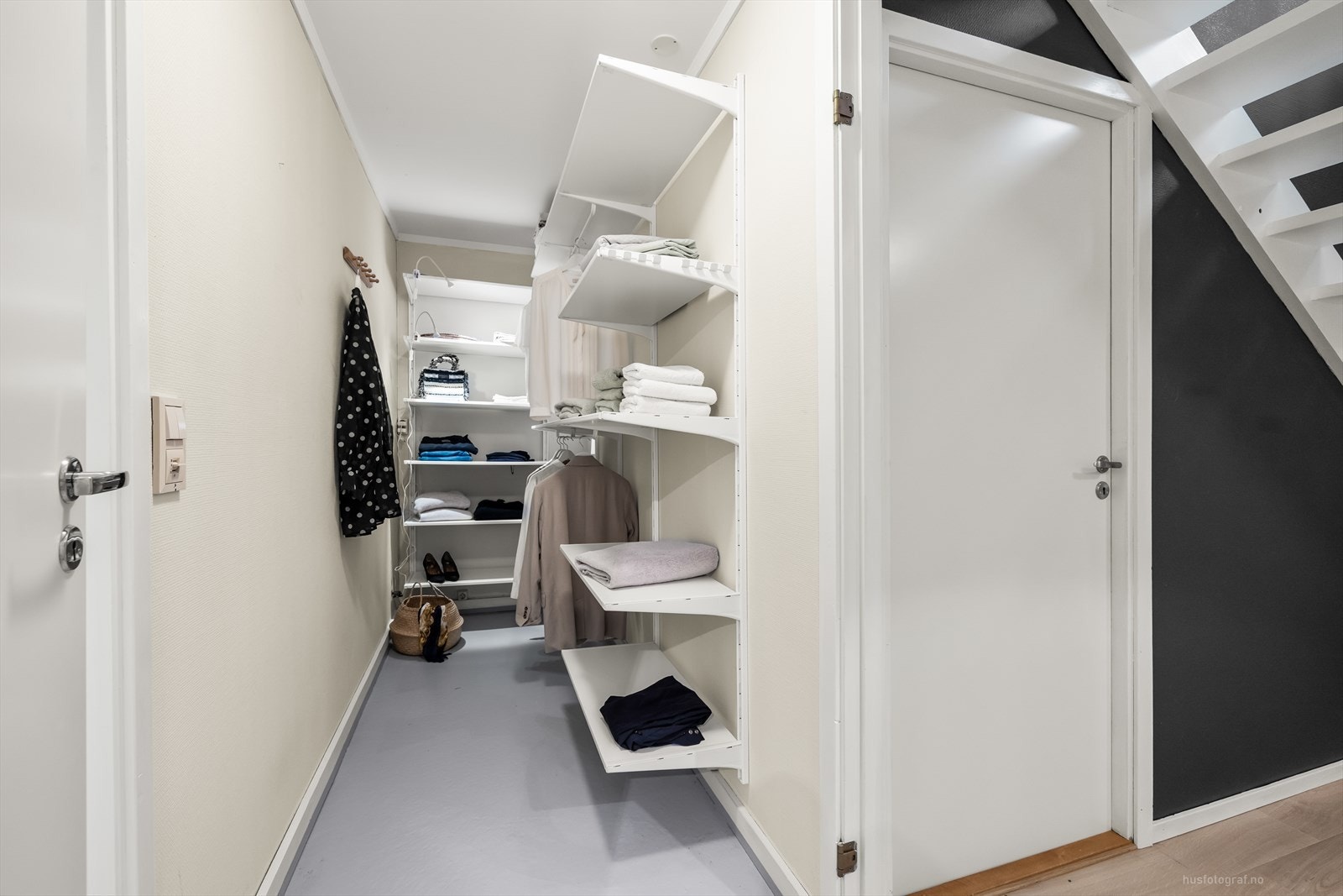 Praktisk garderobe/omkledningsrom. Galleribilde