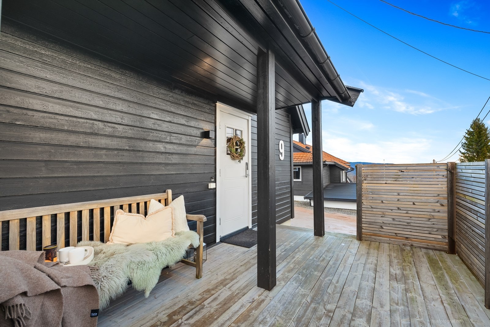 Overbygget inngangsparti med tilliggende terrasse på ca. 12 kvm. Galleribilde