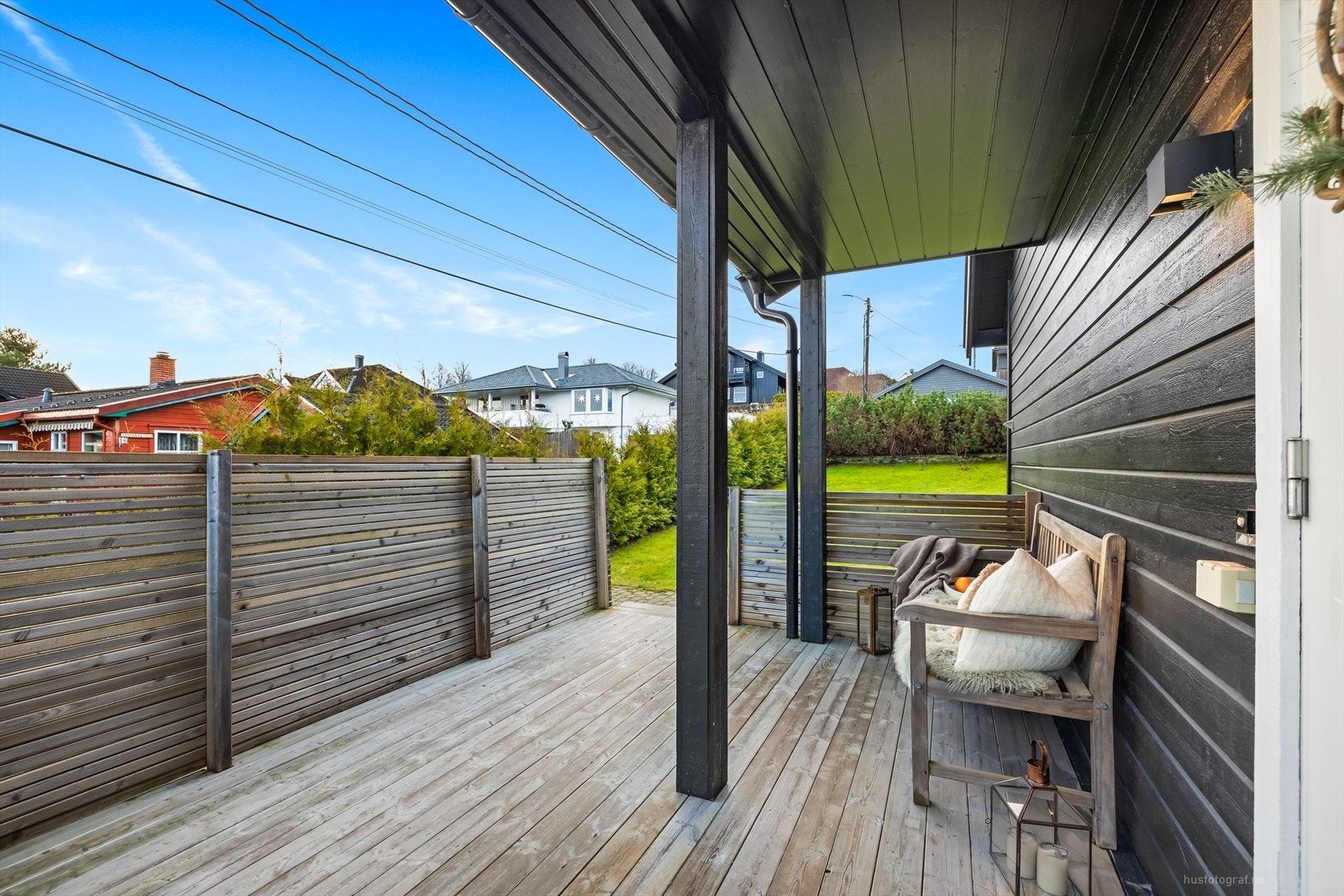 Overbygget inngangsparti med tilliggende terrasse på ca. 12 kvm. Galleribilde