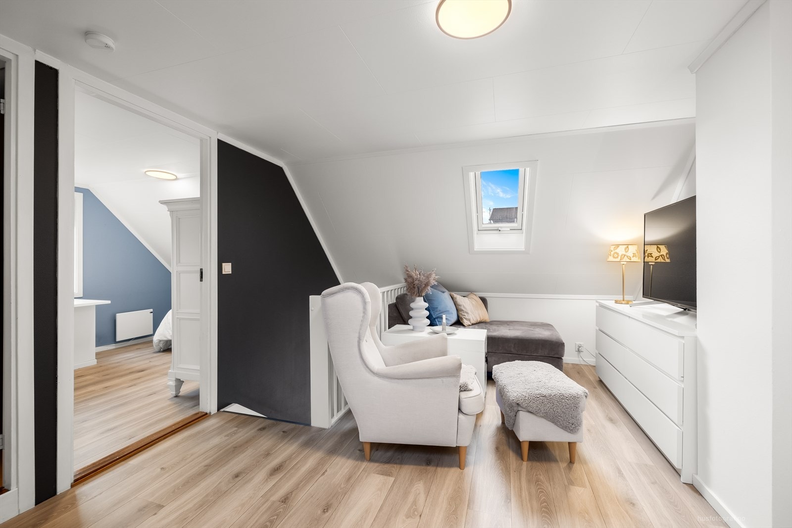 Loftstue med takvindu. Galleribilde