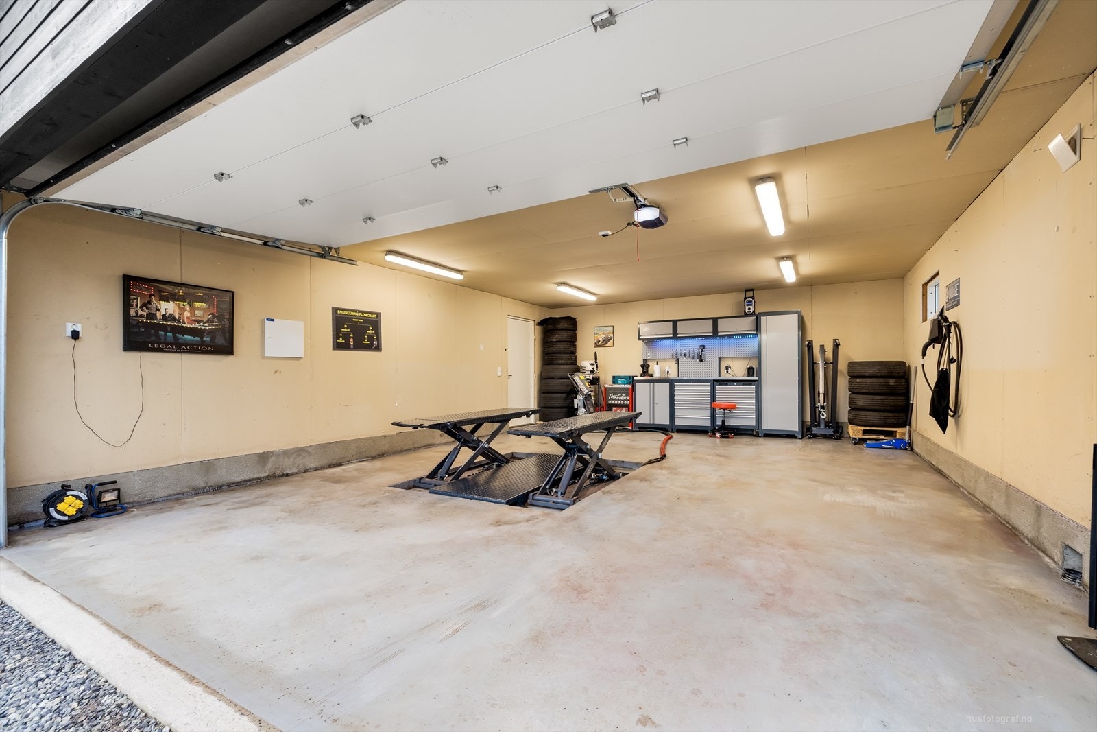 Dobbel garasje oppført i 2022 med BRA på ca. 47kvm. Garasjen er isolert og det er montert løftebukk. Isolert leddport med portåpner. Galleribilde