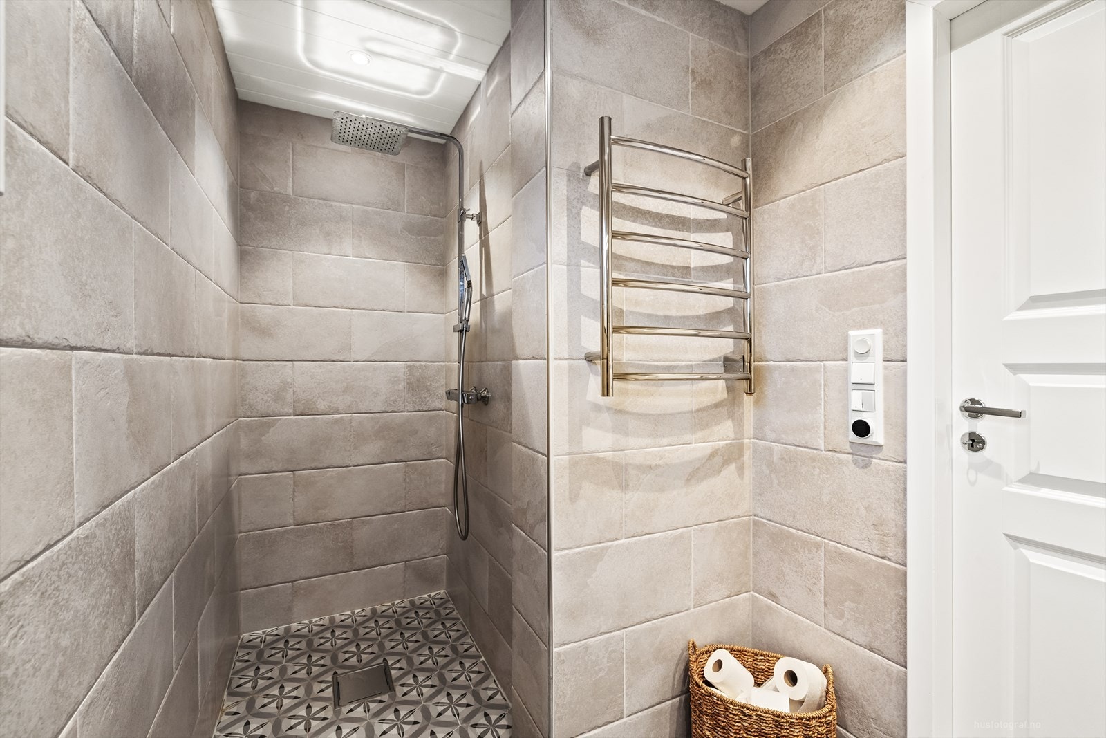 Dusjnisje samt håndkletørker. Galleribilde