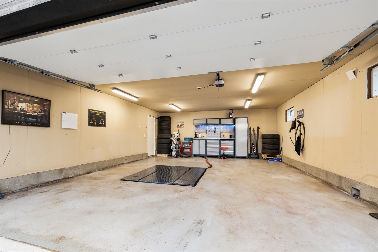 Det er også montert belysning og elbil lader i garasjen. Fast innredning i garasjen følger, selger tar med løst tilbehør. Galleribilde