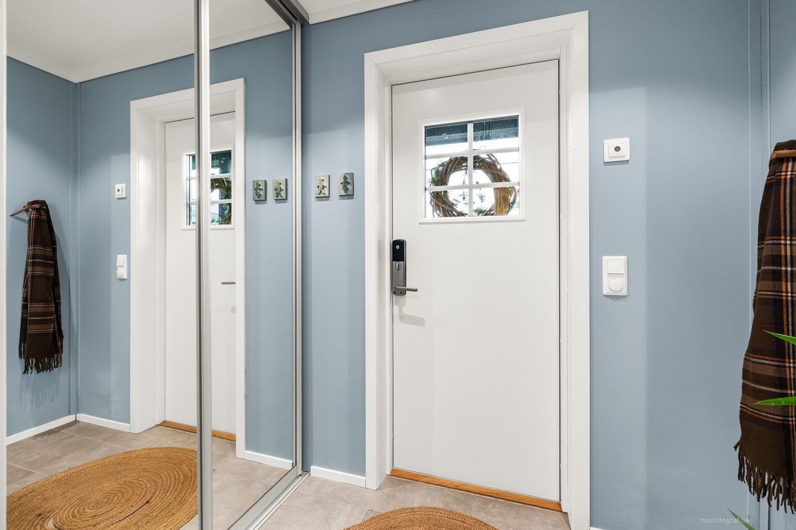 Vindfang med fliser på gulv, varmekabler i gulv og speil skyvedørsgarderobe. Galleribilde