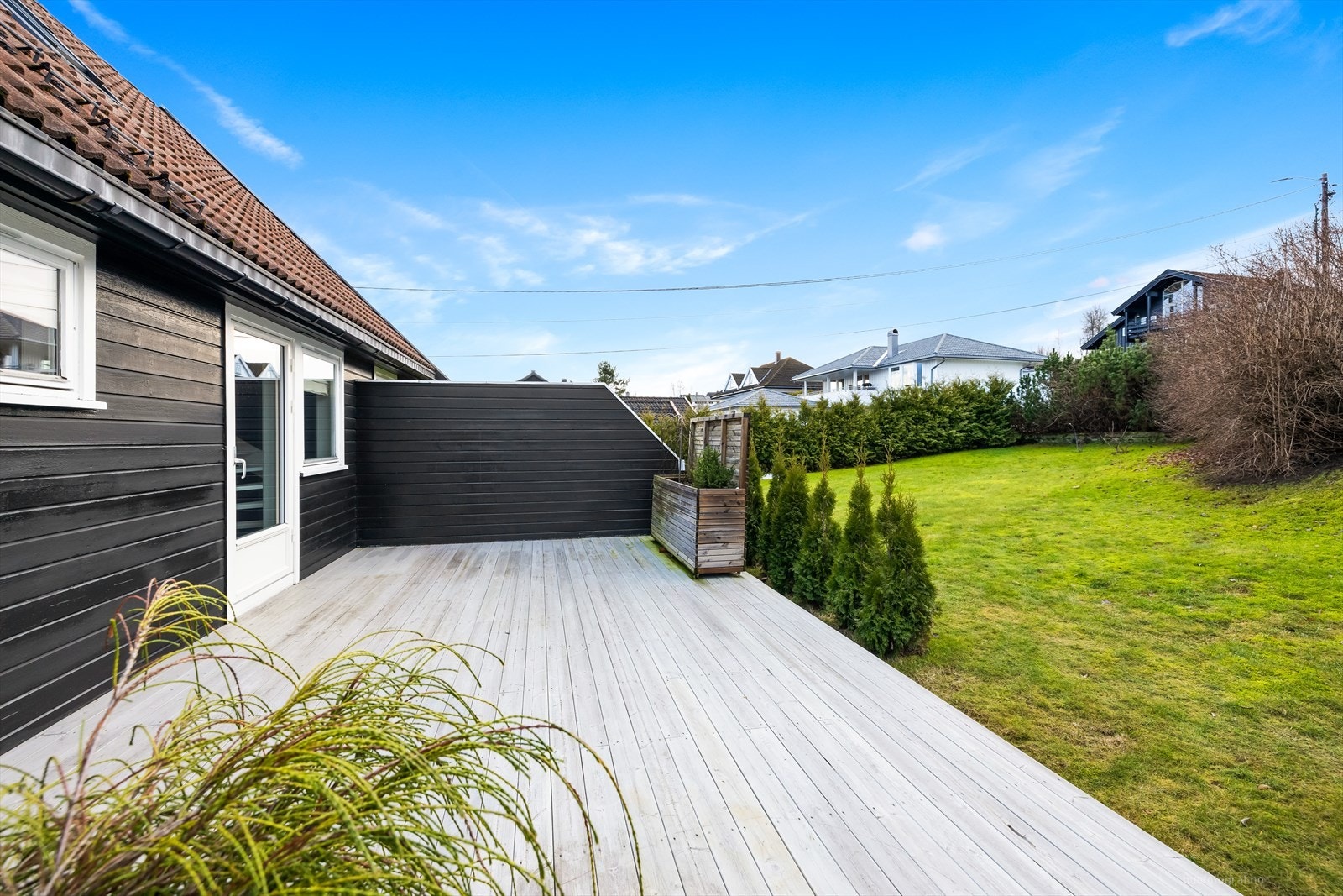 Flott terrasse på ca. 80 m² og med videre utgang til hage. Terrassen er sør/vestvendt med gode solforhold. Galleribilde