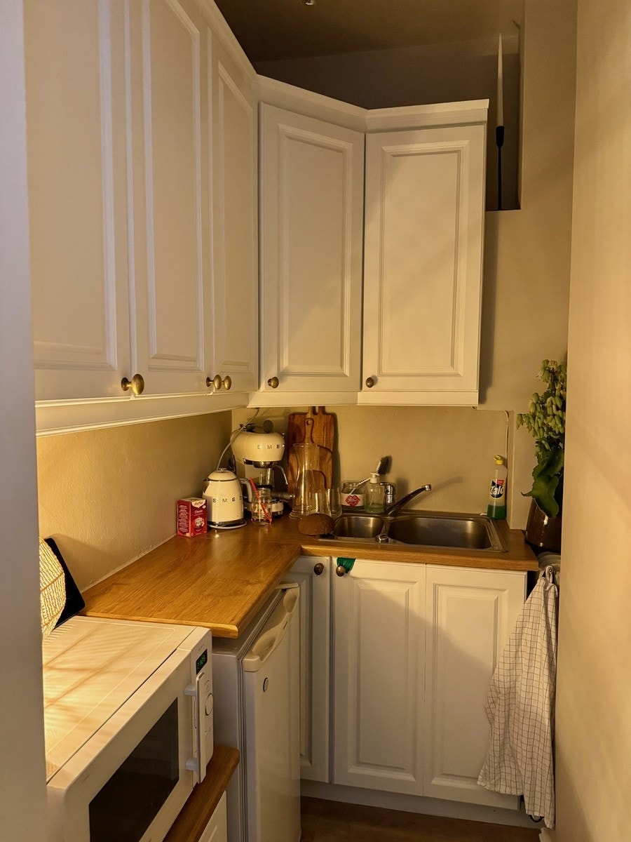 Fult utstyrt kjøkken Galleribilde