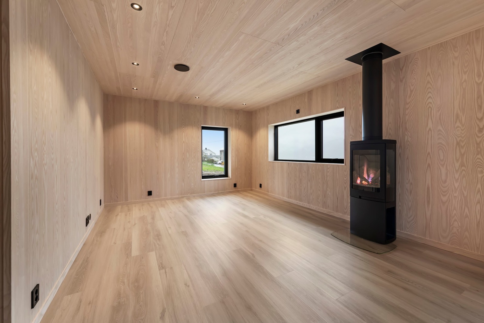 Stilen er gjennomført med lister og foringer i samme materiale som vegg og tak Galleribilde