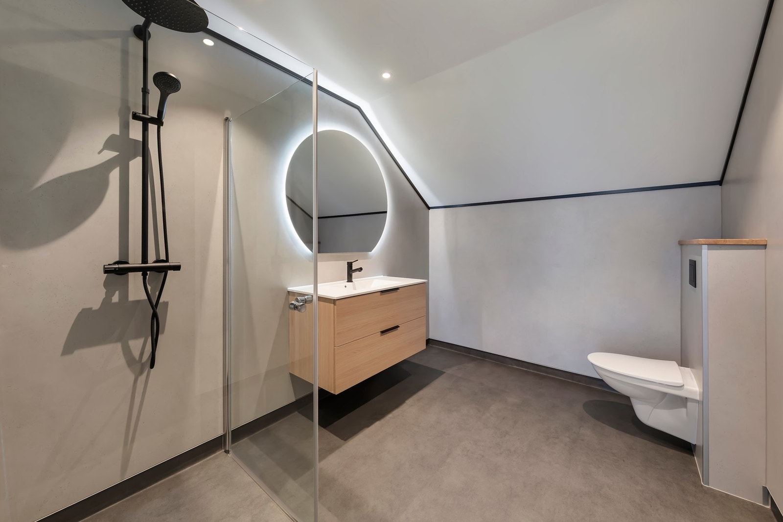 Bad i 2. etasje har gulvbelegg med varmekabler og baderomsplater på vegg Galleribilde