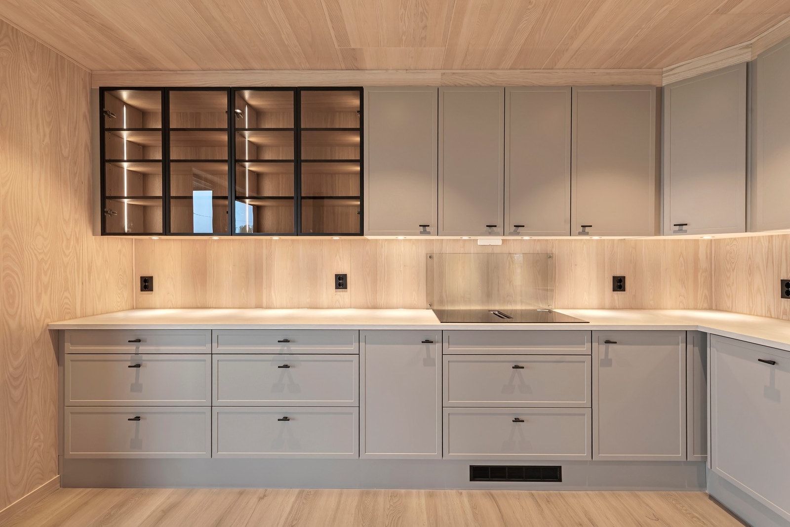 Boligen har lys og delikat kjøkkeninnredning fra JKE. Overskap i glass som bryter opp og gir et eksklusivt preg Galleribilde