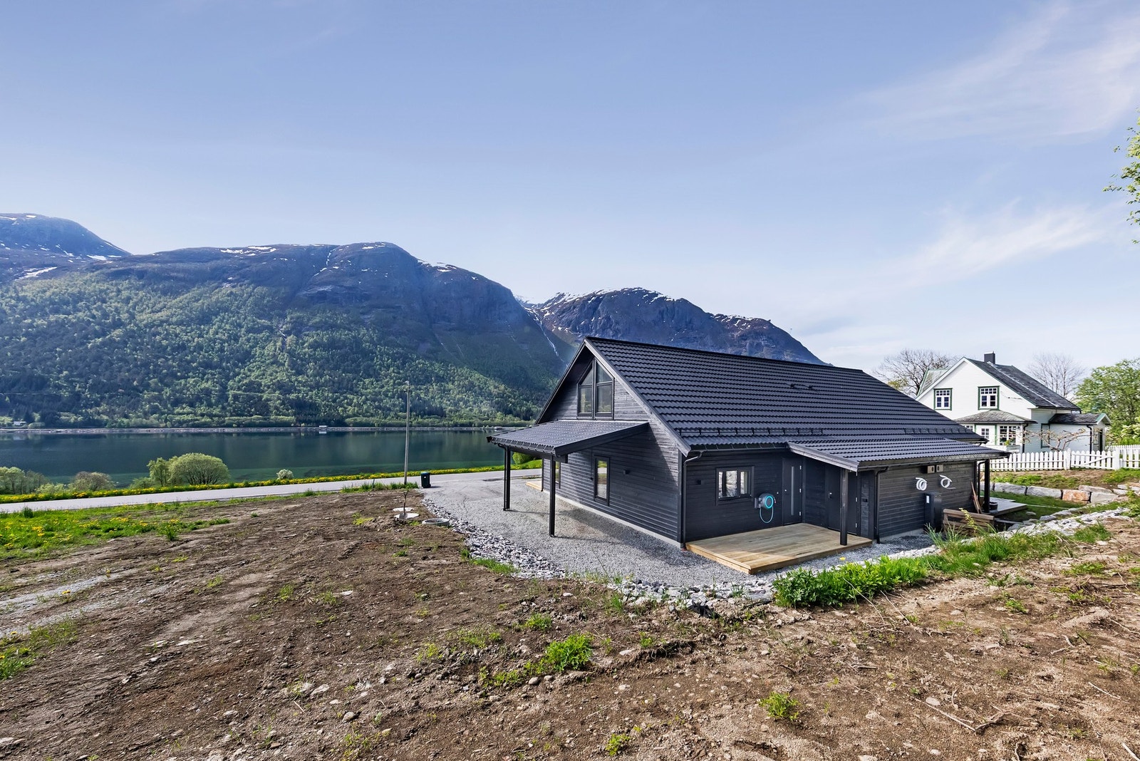 Fra boligen er det flott utsikt til fjord og fjell Galleribilde