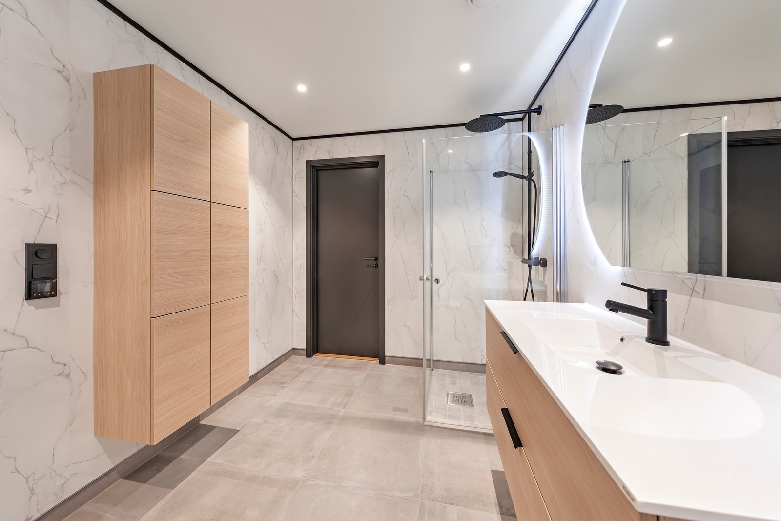 Bad i 1. etasje har baderomsinnredning fra JKE, flislagt gulv med varmekabler og baderomsplater på vegg Galleribilde