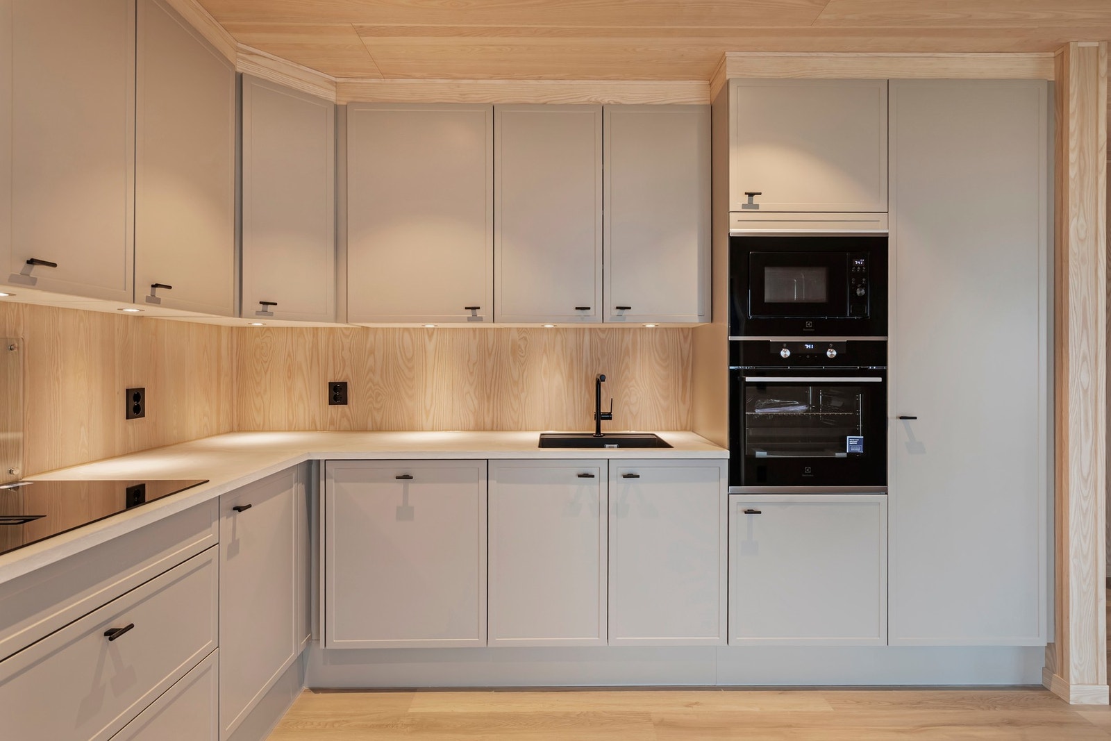 Integrert kjøleskap, stekeovn, mikrobølgeovn og platetopp Galleribilde