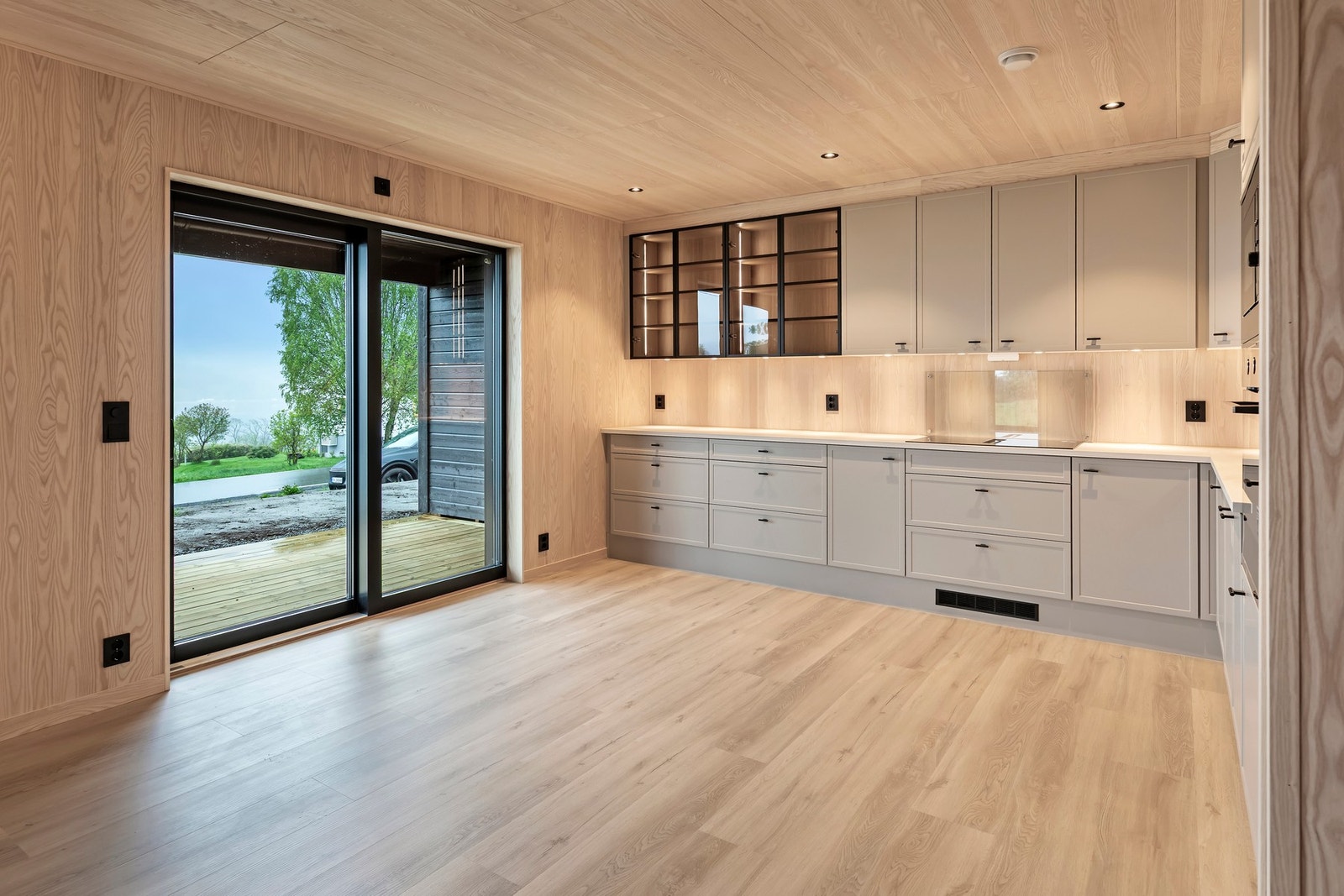 Fra kjøkkenet er det utgang til en delvis overbygd terrasse på fremsiden av huset Galleribilde