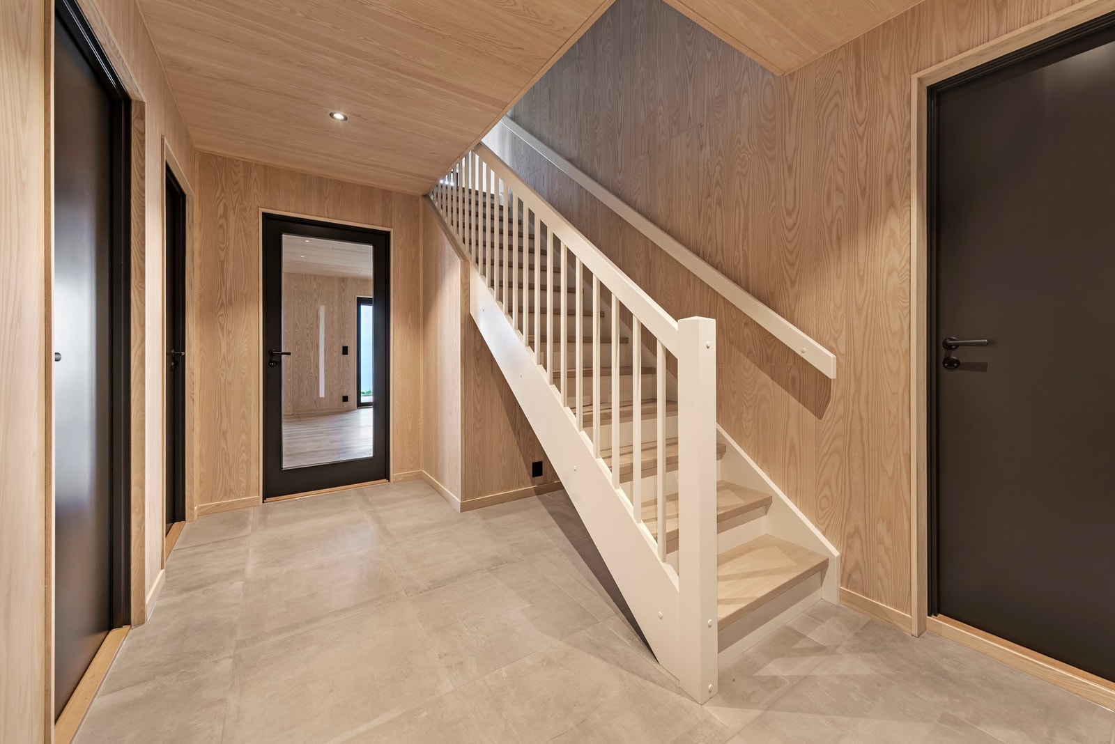 Gangen er flislagt og har varmekabler Galleribilde