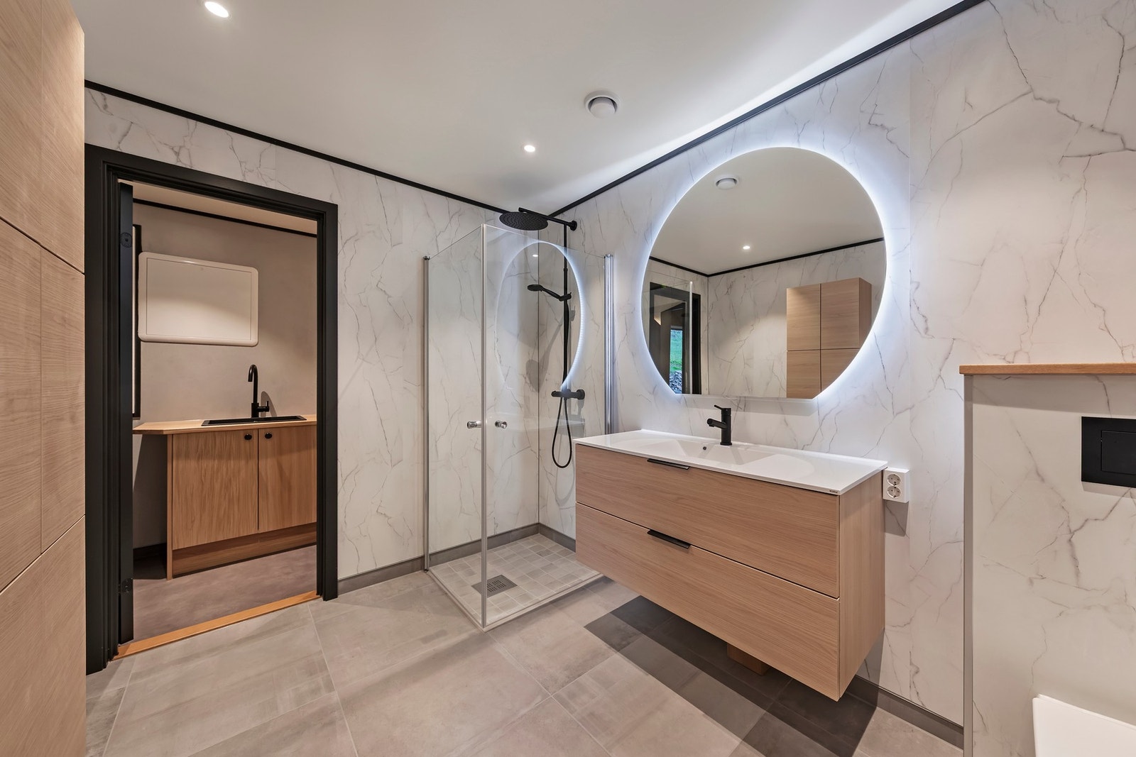 Inngang til vaskerom fra badet i 1. etasje Galleribilde