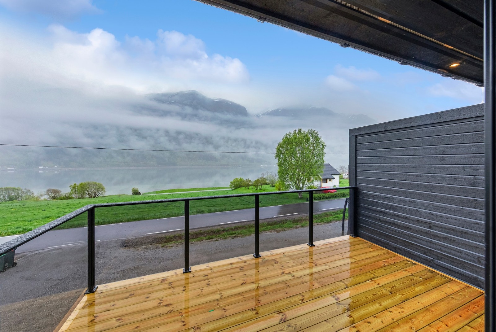 Utsikt fra veranda i 2. etasje på en regntung dag Galleribilde