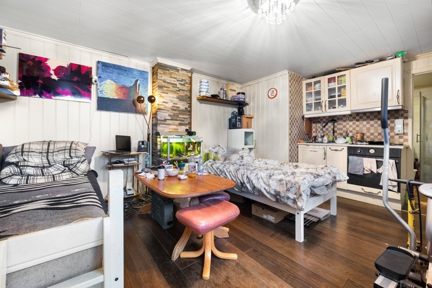 Hybelen har åpen kjøkkenløsning i stuen Galleribilde