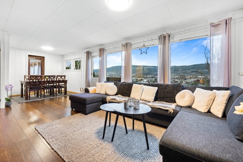 Stuen har god plass til en sofagruppe og et spisebord Galleribilde