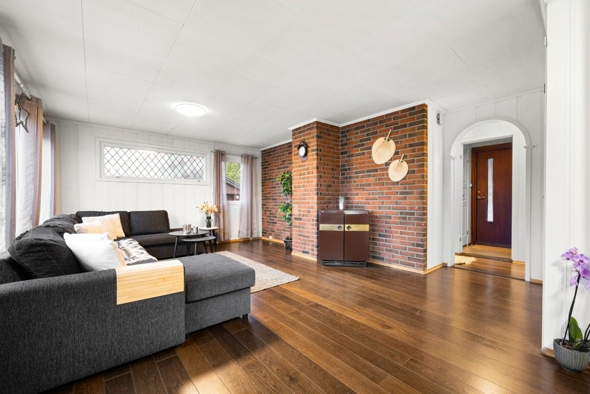 Videre kommer du inn i en lys og romslig stue Galleribilde