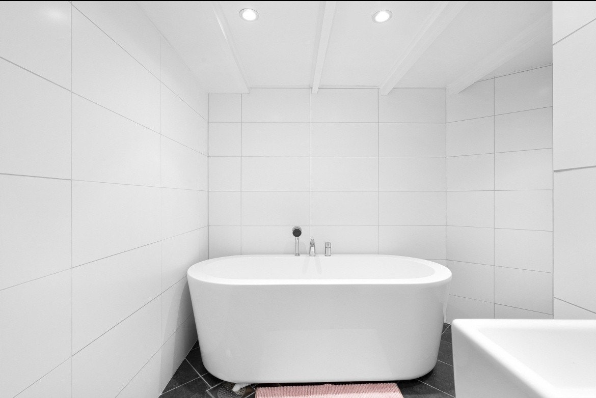 Bathroom number 2 in the basement Galleribilde