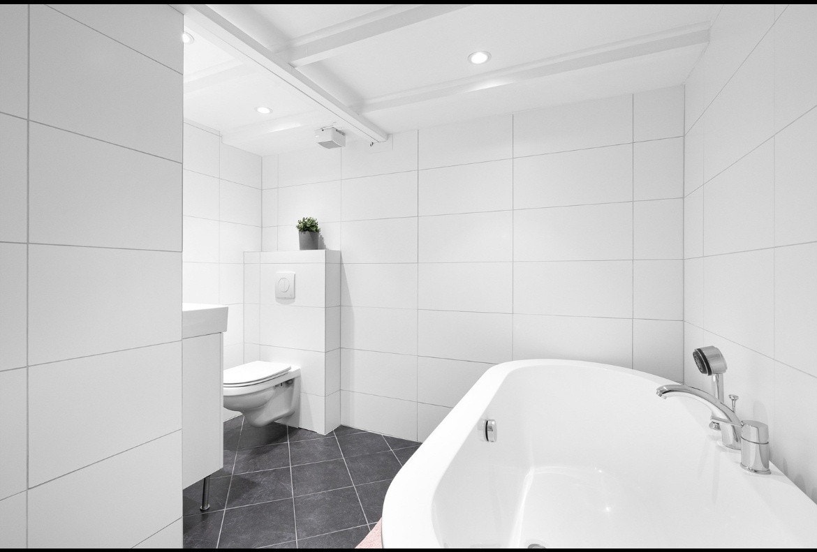 Bathroom number 2 in the basement Galleribilde