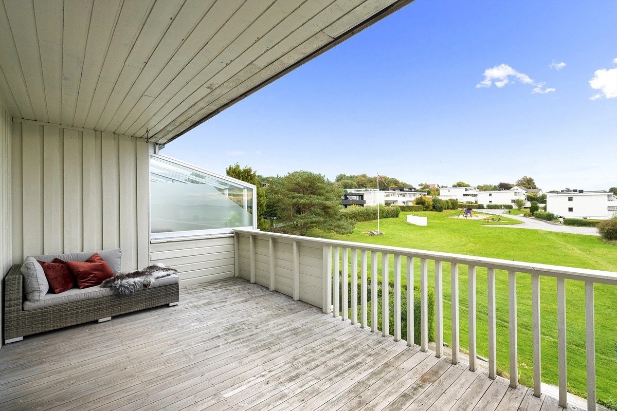 Open and safe playground outside the house Galleribilde