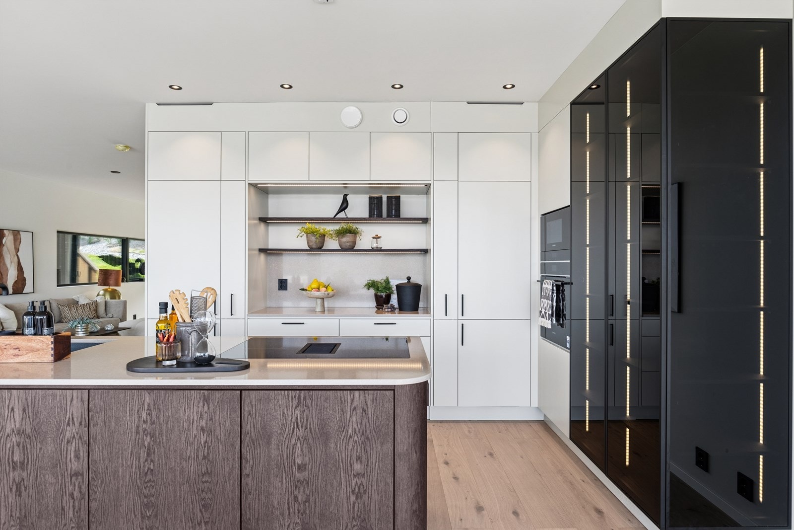 Innfelte downlights i tak skaper en god belysning over kjøkkensonen Galleribilde