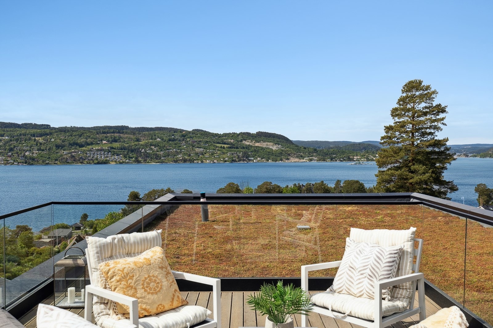 Takterrassen nyter svært gode solforhold og en nydelig utsikt mot Drøbaksundet Galleribilde