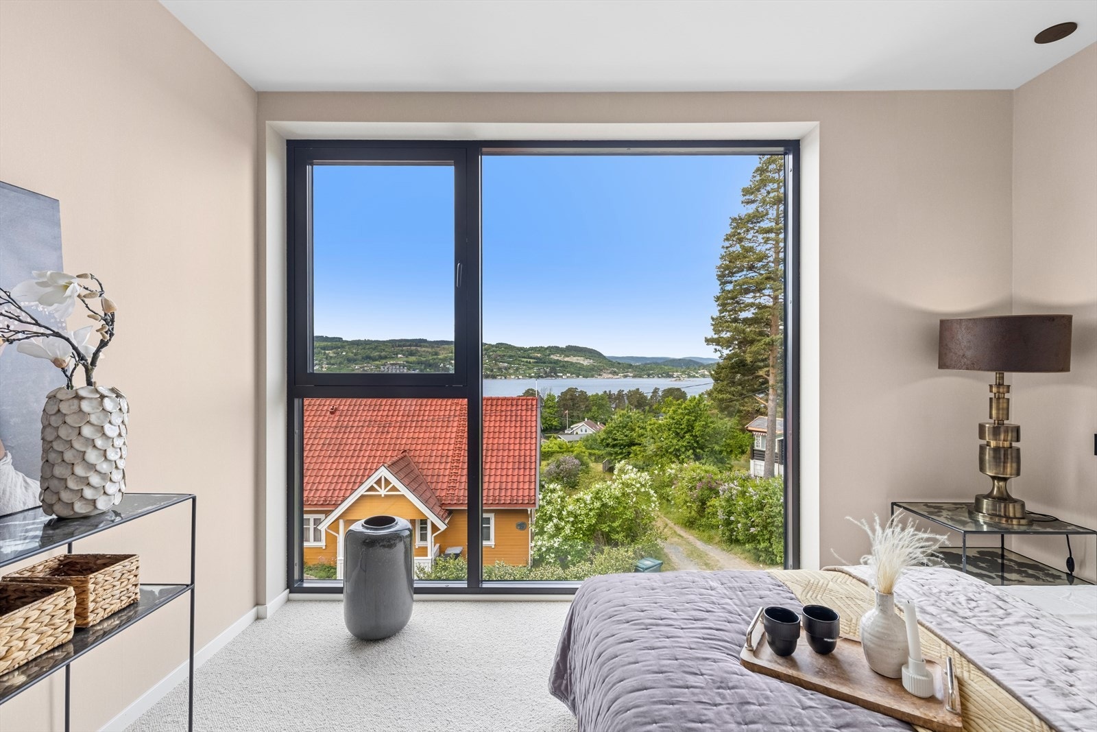 Hovedsoverommet har en naturskjønn utsikt Galleribilde