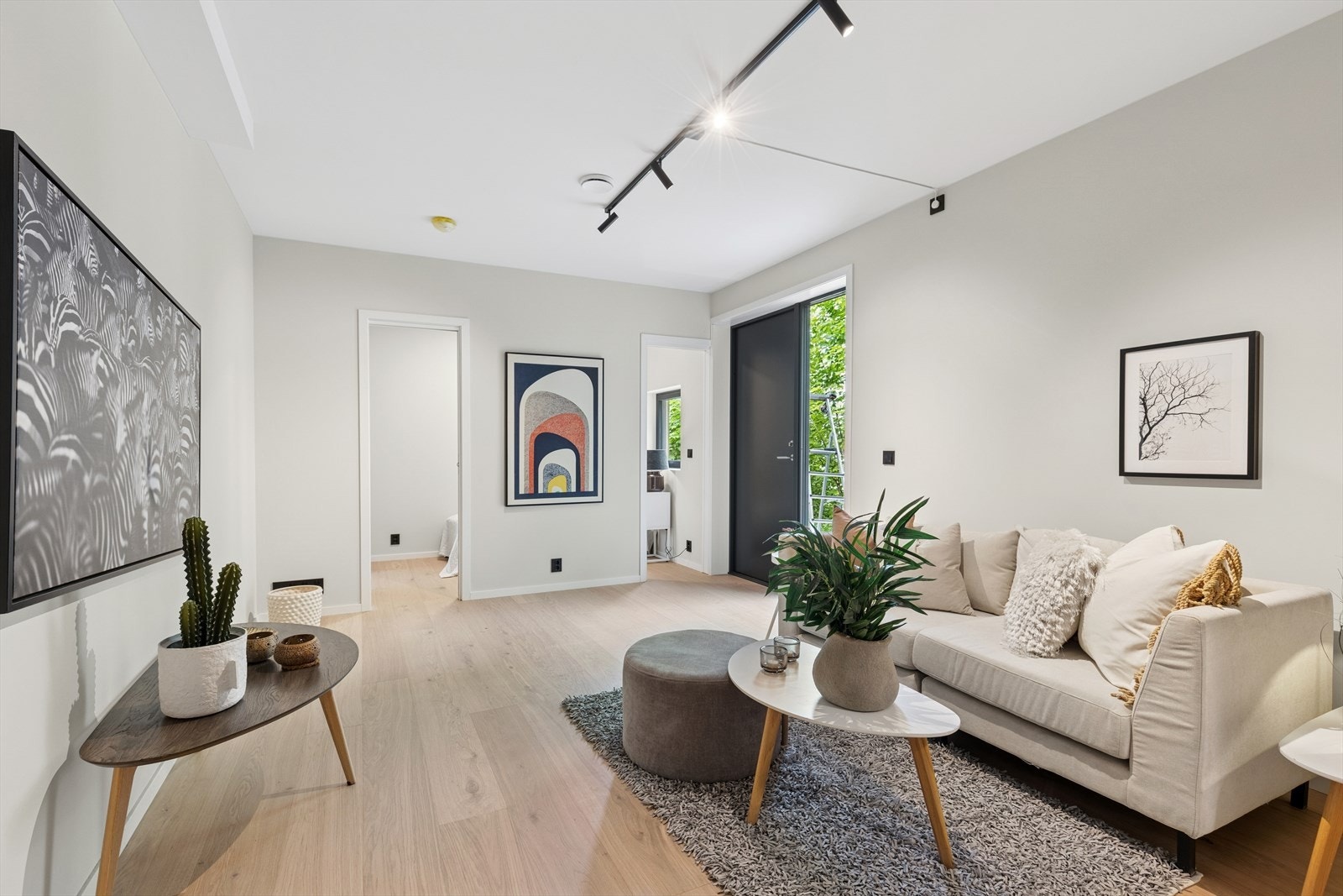 Hybel med egen inngang har stue, soverom og bad. P.t. ikke montert kjøkken, dette kan medfølge. Galleribilde