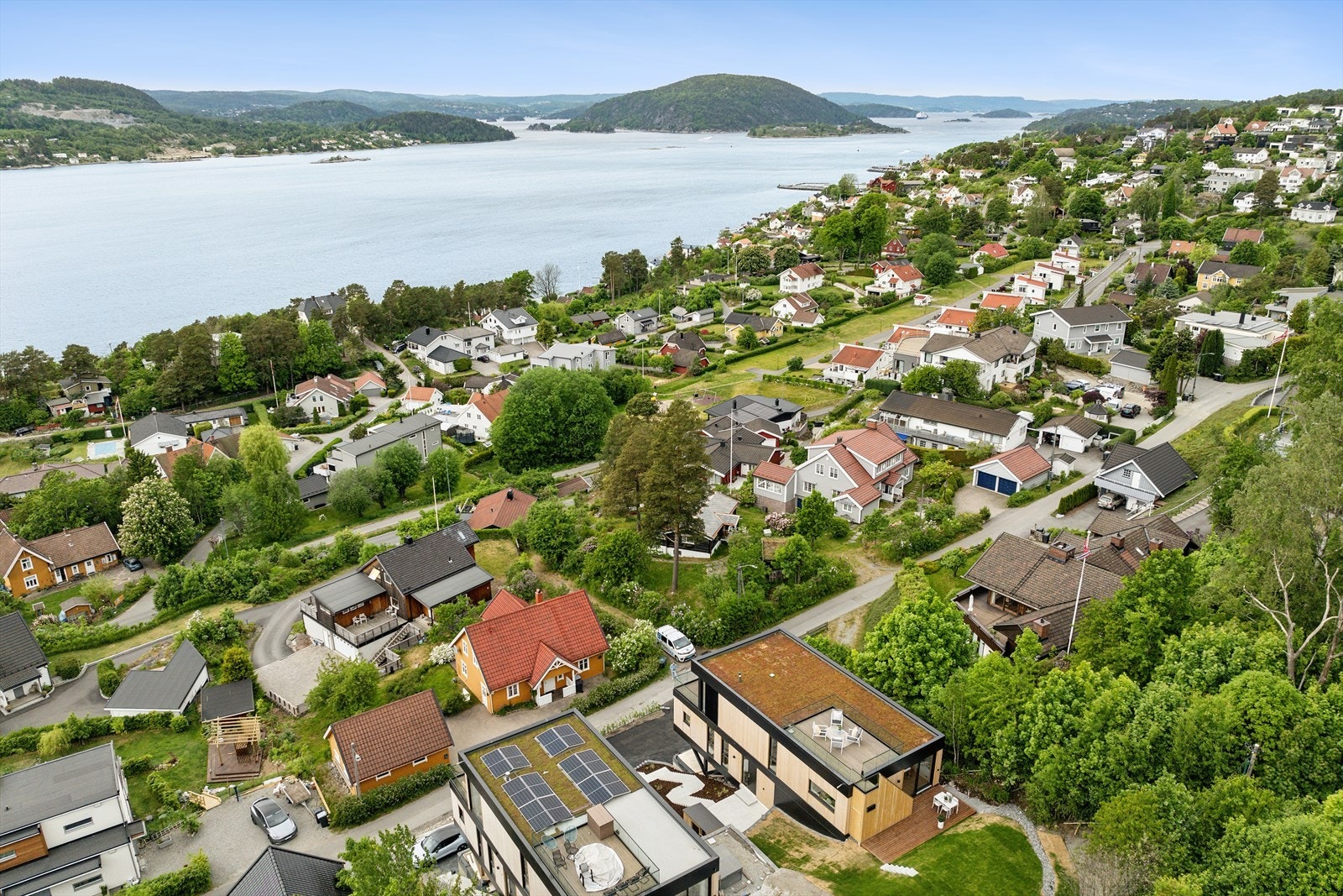 For friluftsentusiaster tilbyr Drøbak flotte turområder både sommer og vinter, med nærhet til Frognmarka - et populært område for aktive familier. Her finner du milevis med turstier, skogsveier og lysløyper som tar deg gjennom variert og vakker natur. Galleribilde
