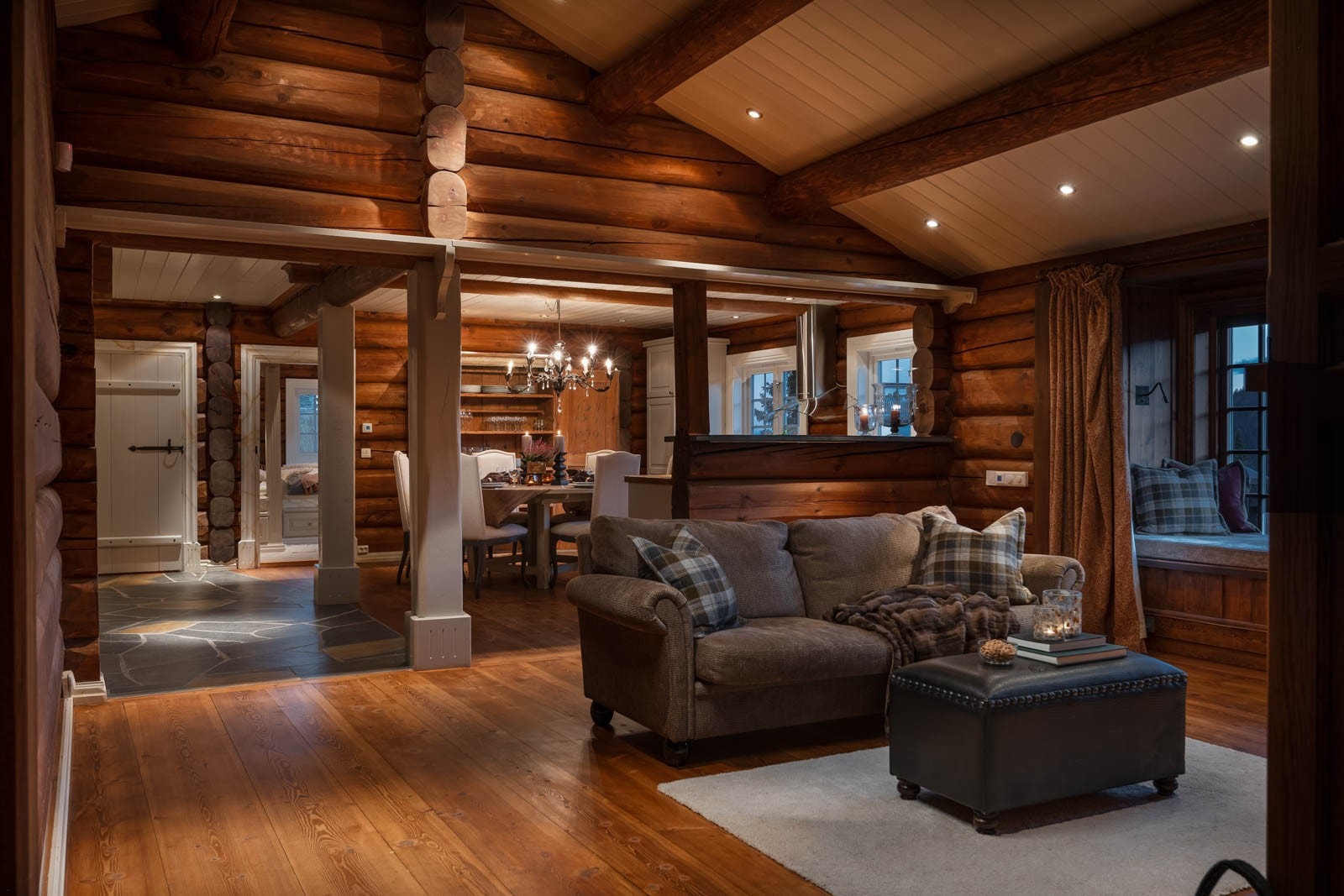 Rikelig med store vindusflater, god takhøyde, flere solrike uteplasser og nydelig utsikt, er noen av høydepunktene ved denne fritidsboligen! Galleribilde