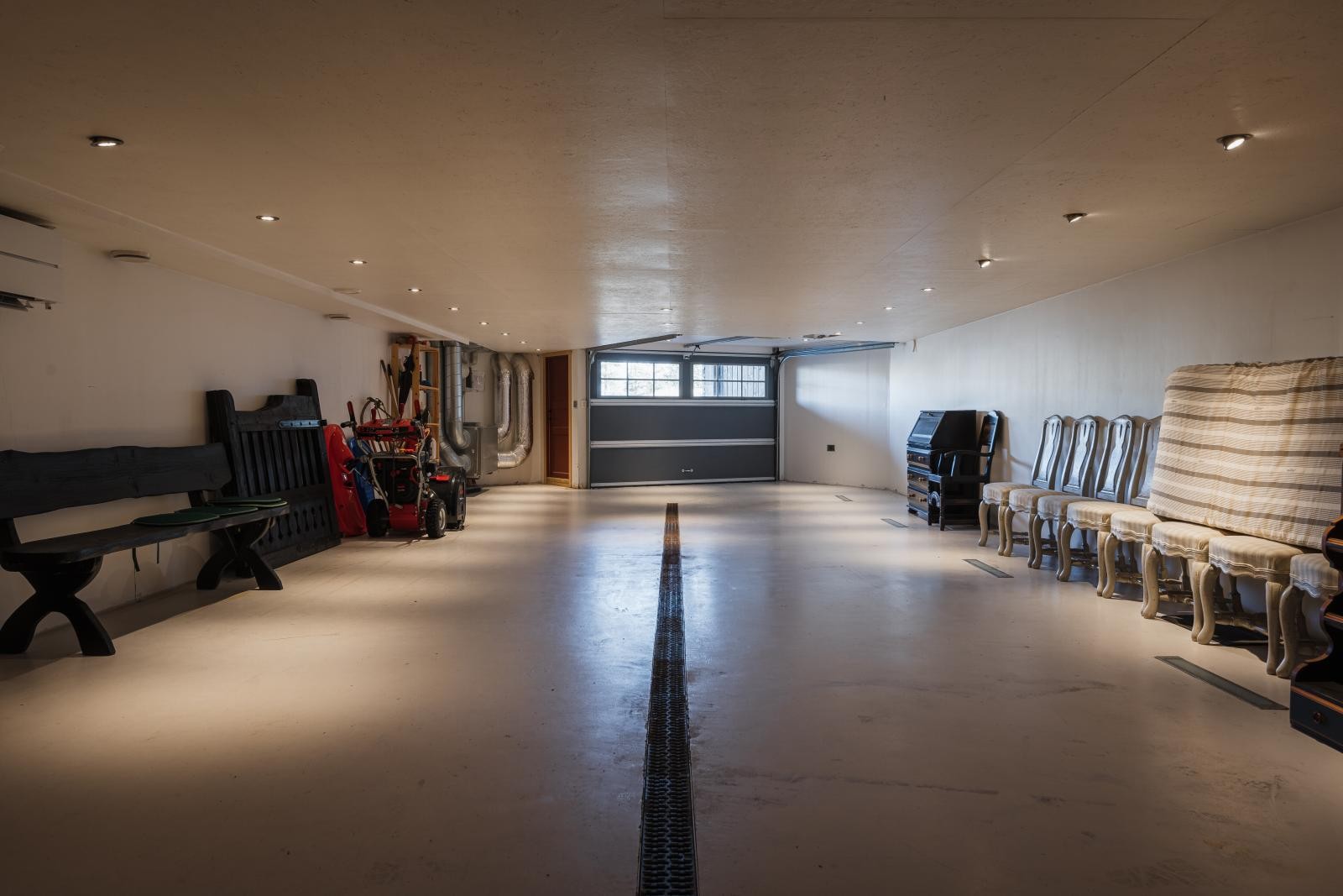 Innkjøring til stor garasje i kjeller, med et gulvareal på hele 78 kvm. Galleribilde