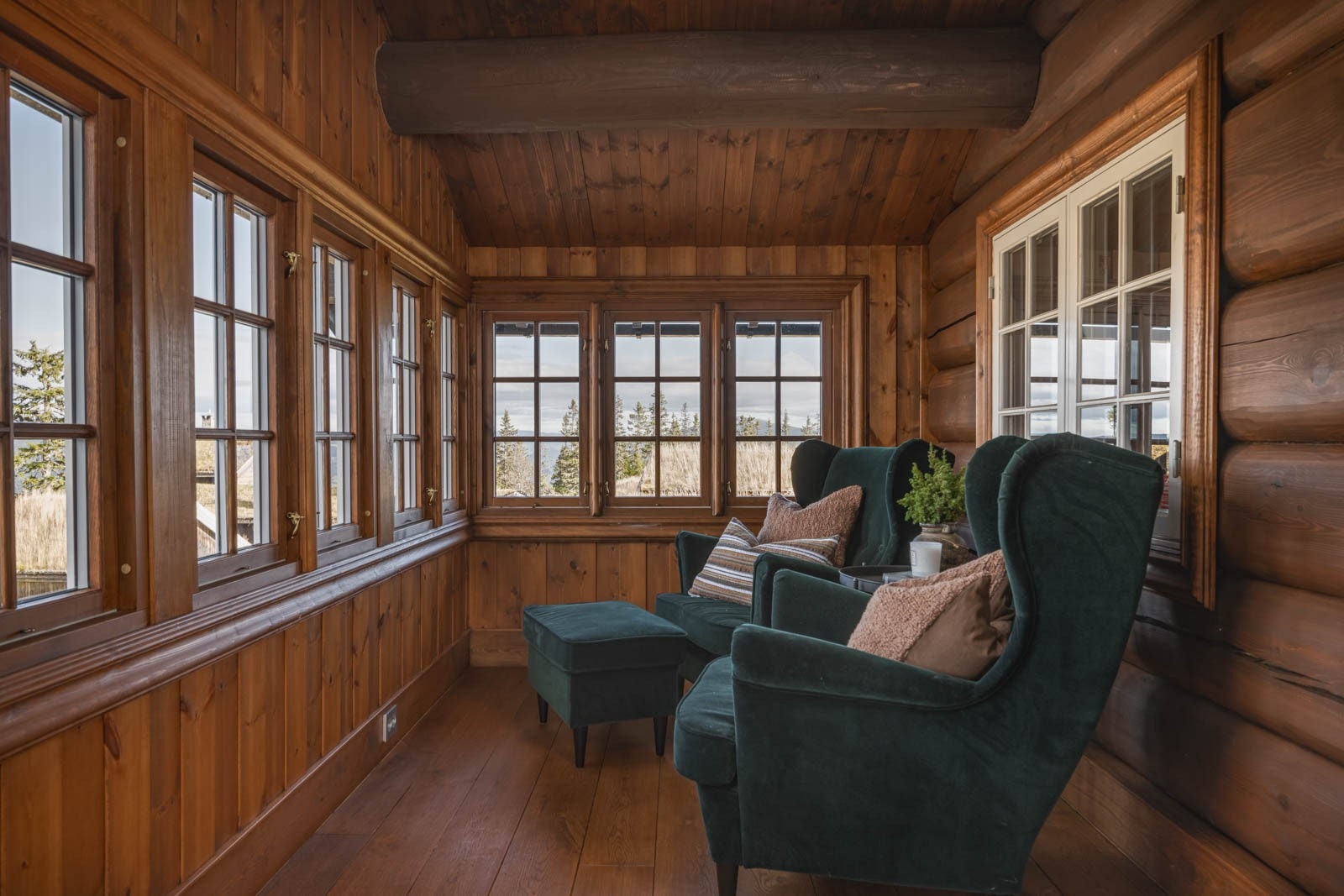 Vinterhage i 2. etasje med utsikt i tre retninger - ypperlig som allrom for familiens minste eller som et sted hvor man kan trekke seg tilbake. Galleribilde