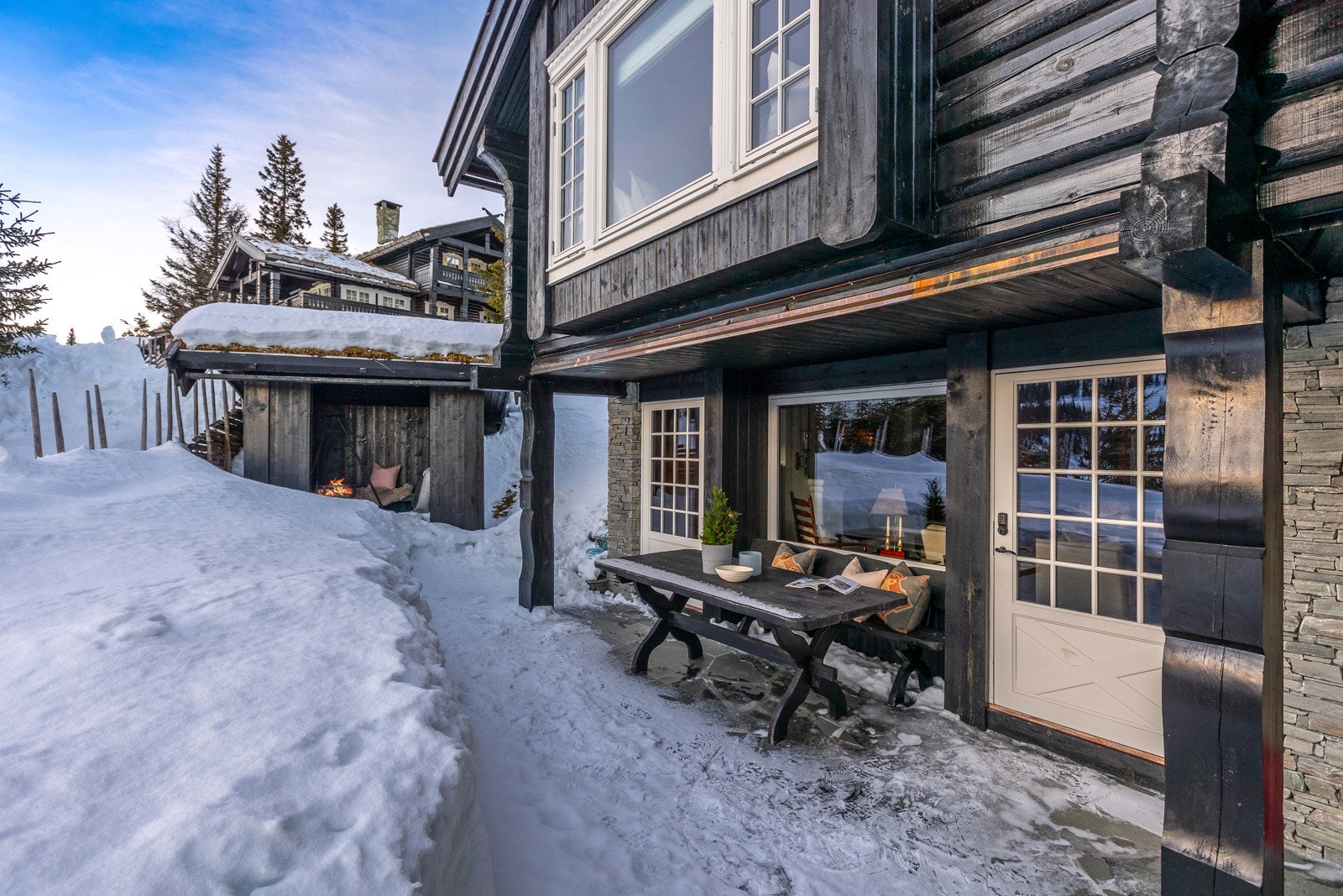 På terrassen ut fra stuen kan man nyte både sol og utsikt etter en aktiv dag i bakken eller skisporet! Galleribilde