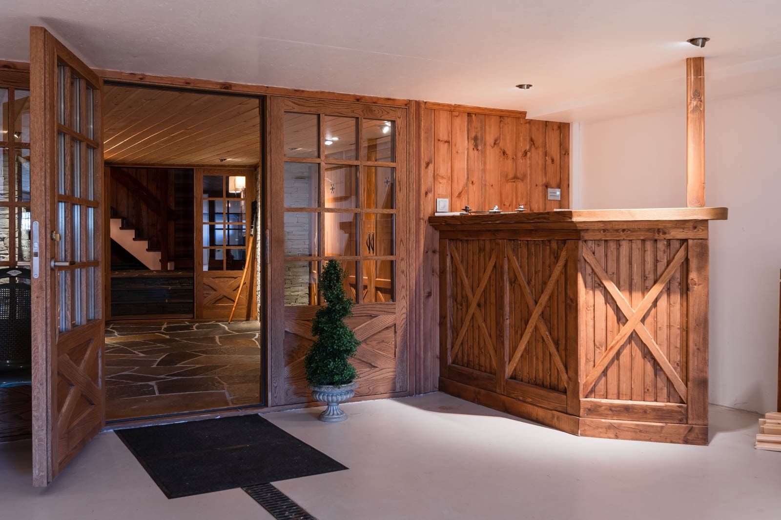 Garasjen leder videre inn til en romslig hall og teknisk rom og videre opp til 1. etasje via trapp. Galleribilde