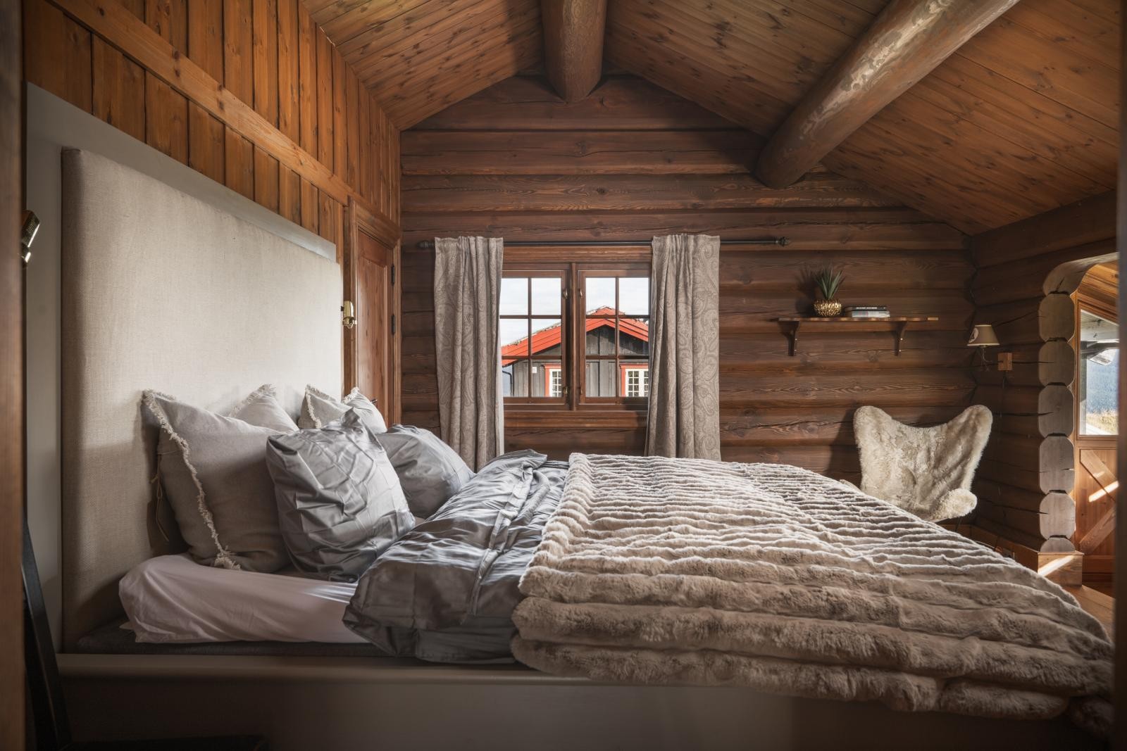 Tilsammen har tre av hyttas fem soverom eget bad. Galleribilde