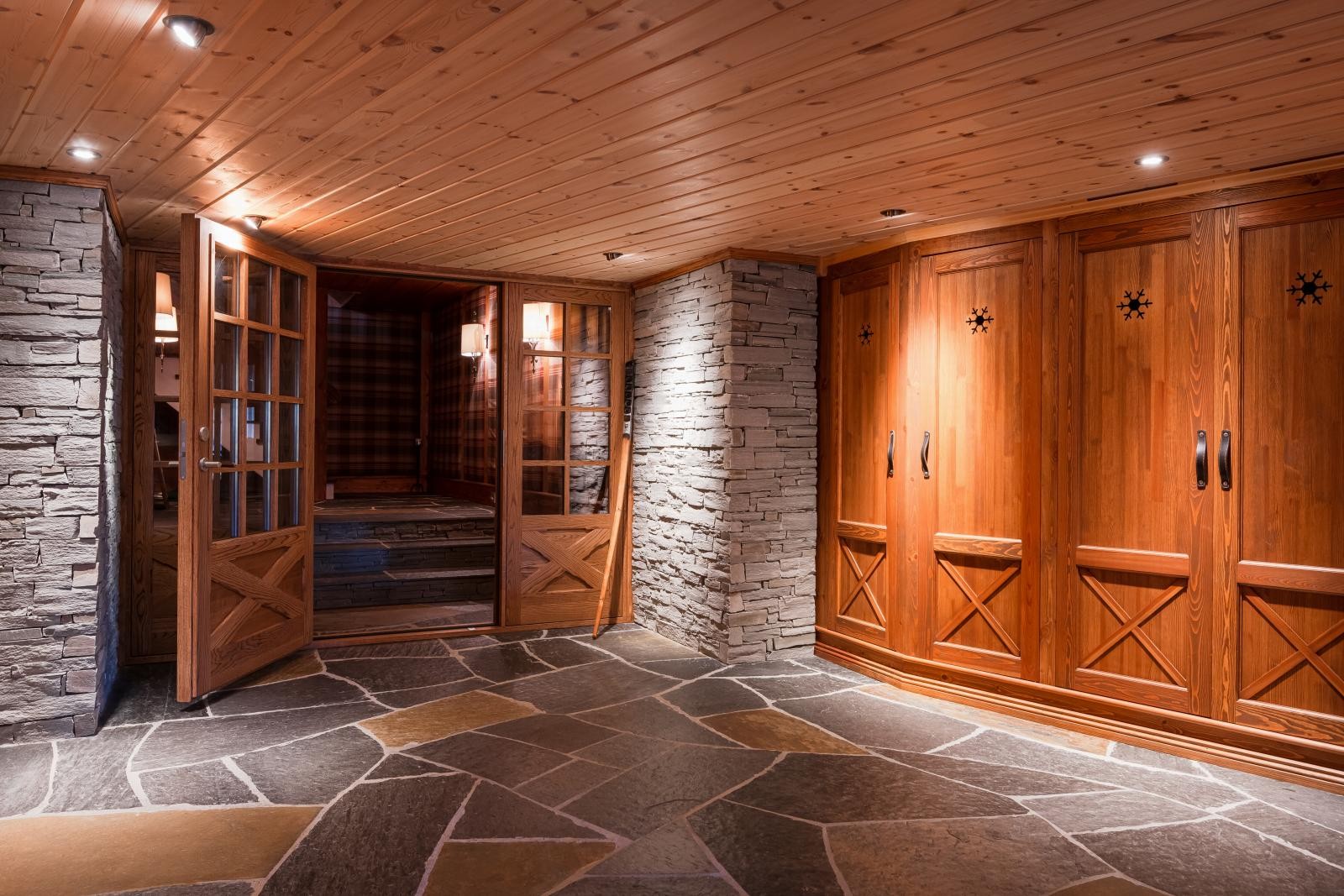 Lekker hall/garderobe i kjelleretasjen. Galleribilde