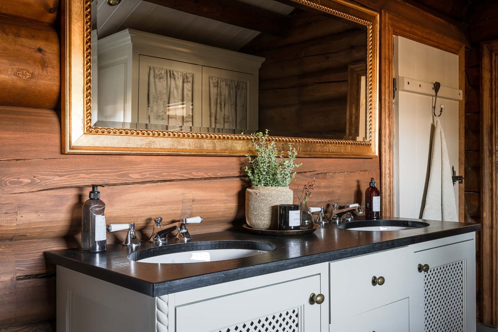 Videre har hovedsoverommet eget, delikat bad med badekar og flislagt gulv med elektriske varmekabler. Galleribilde