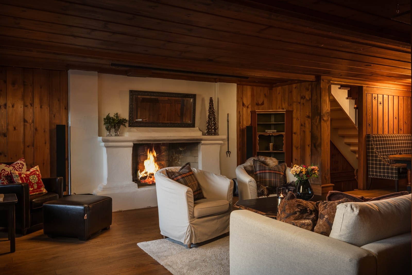 Hyttas andre peisstue, med direkte utgang til flott skiferlagt terrasse på hele 30 kvm. Galleribilde