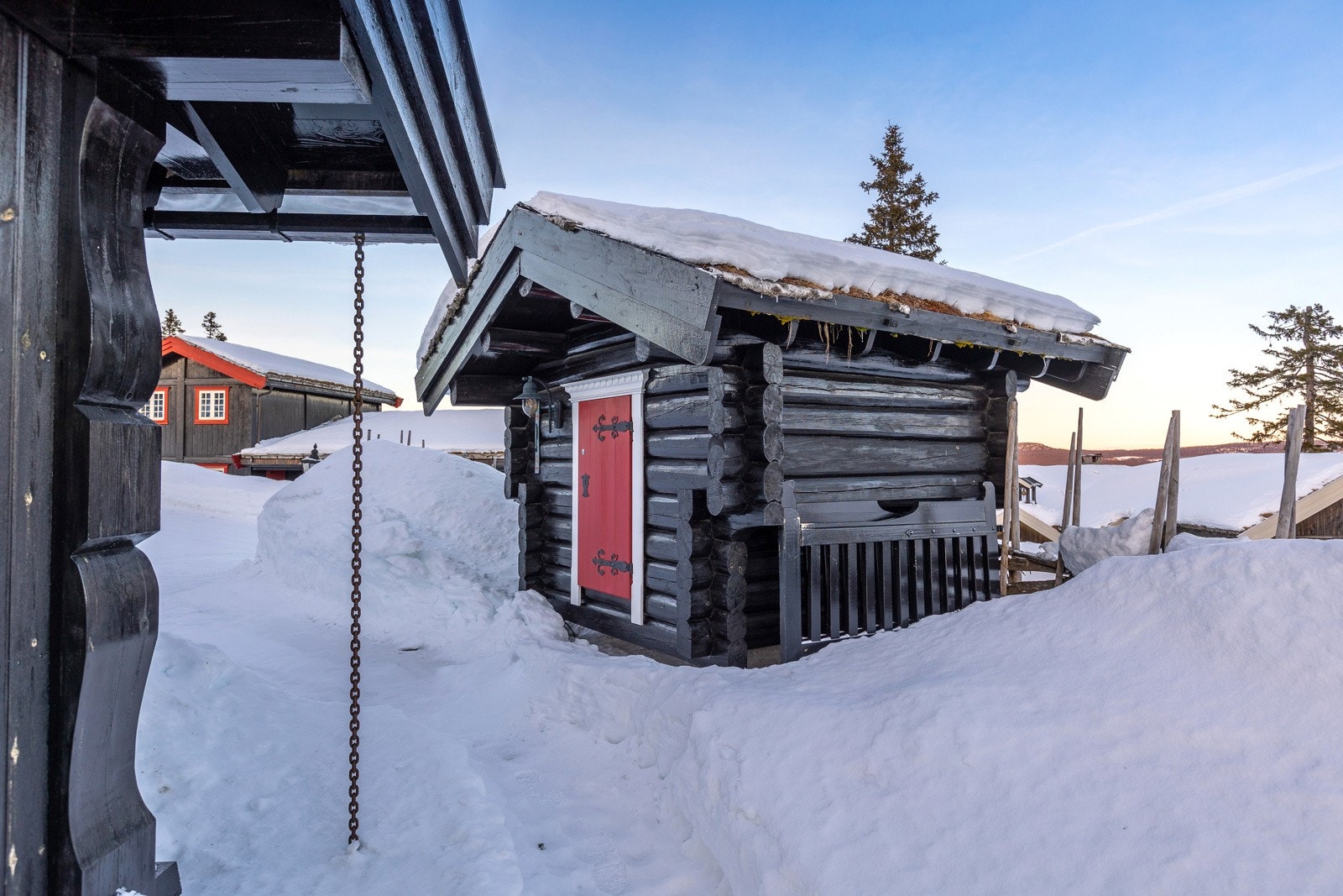 Tomten er meget flott opparbeidet. Sjarmerende stabbur på tunet samt gapahauk og praktisk skibod. Galleribilde